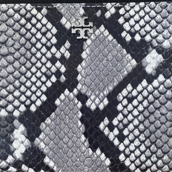 Tory Burch Authentic Snake Print Robinson
Embossed Zip Around Leather Wa… - Picture 3 of 6